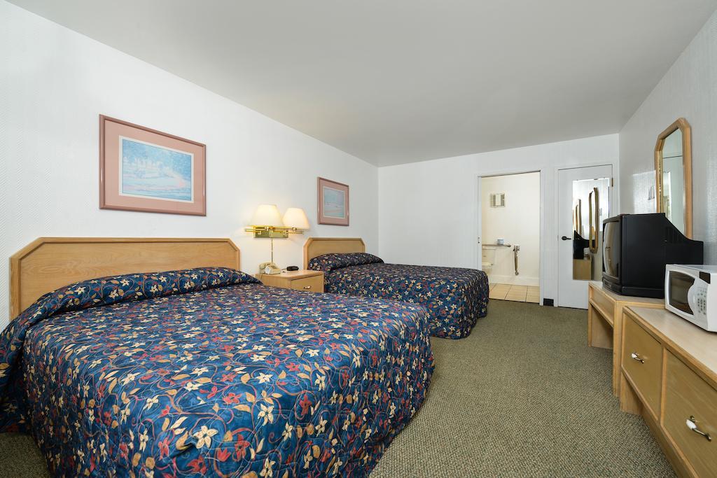 Rodeway Inn & Suites Roseburg Exterior photo
