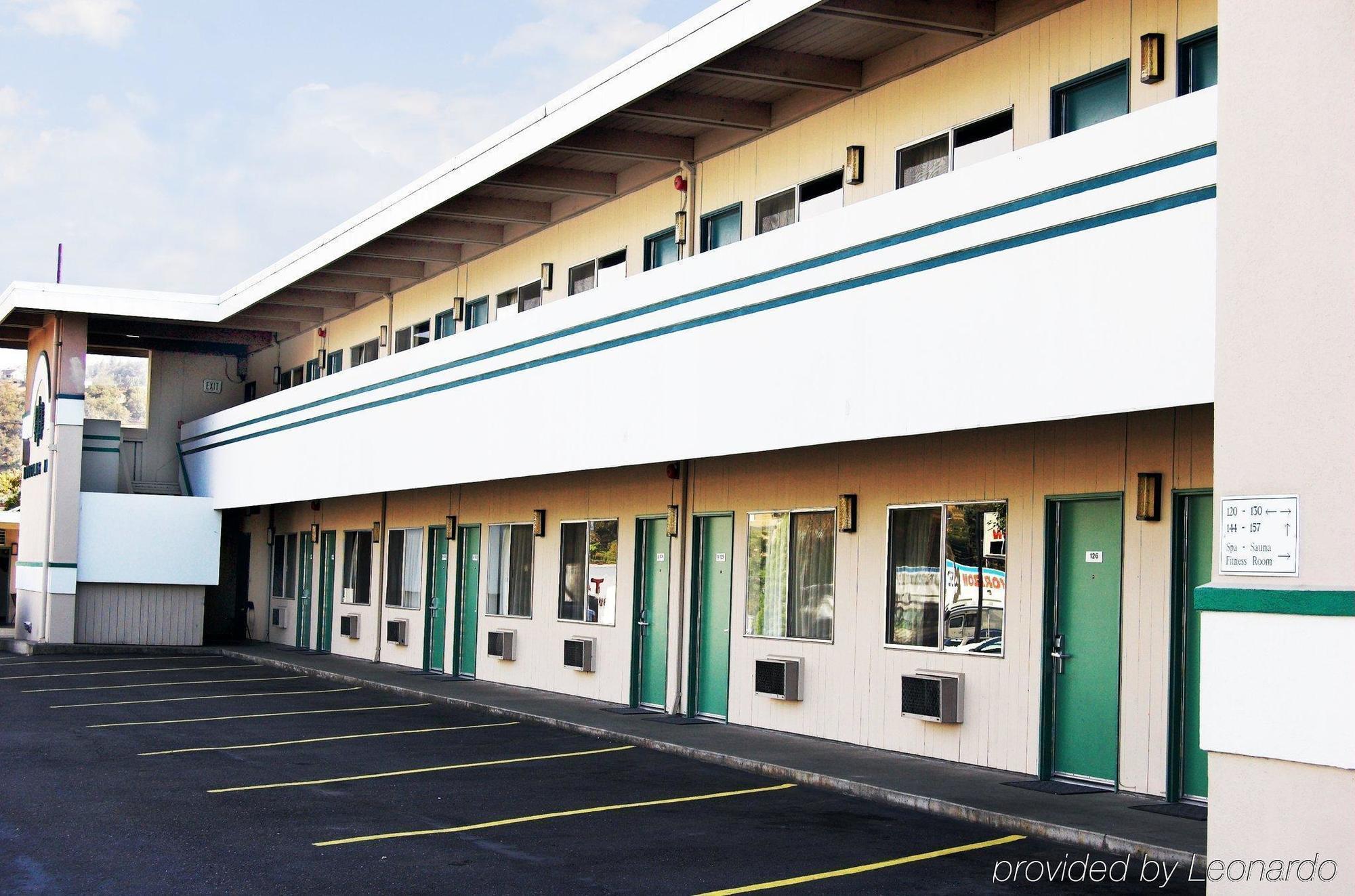 Rodeway Inn & Suites Roseburg Exterior photo