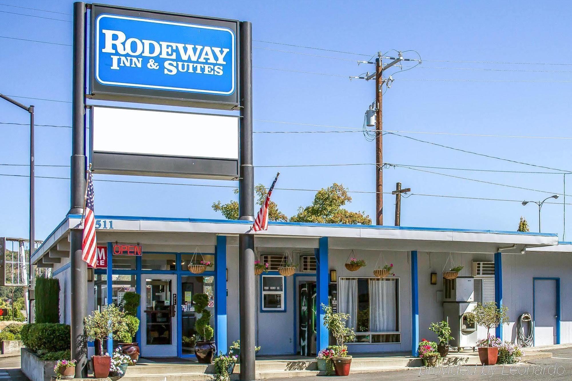 Rodeway Inn & Suites Roseburg Exterior photo