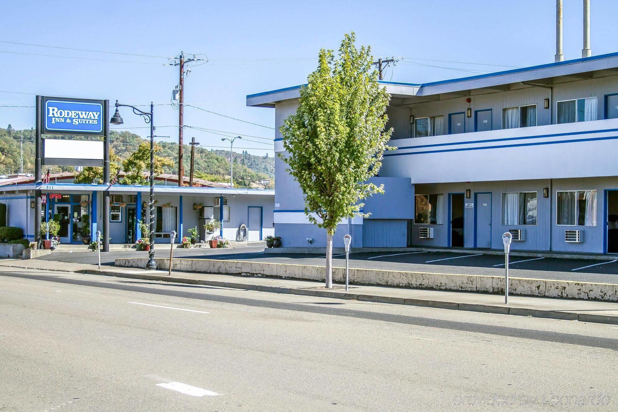 Rodeway Inn & Suites Roseburg Exterior photo