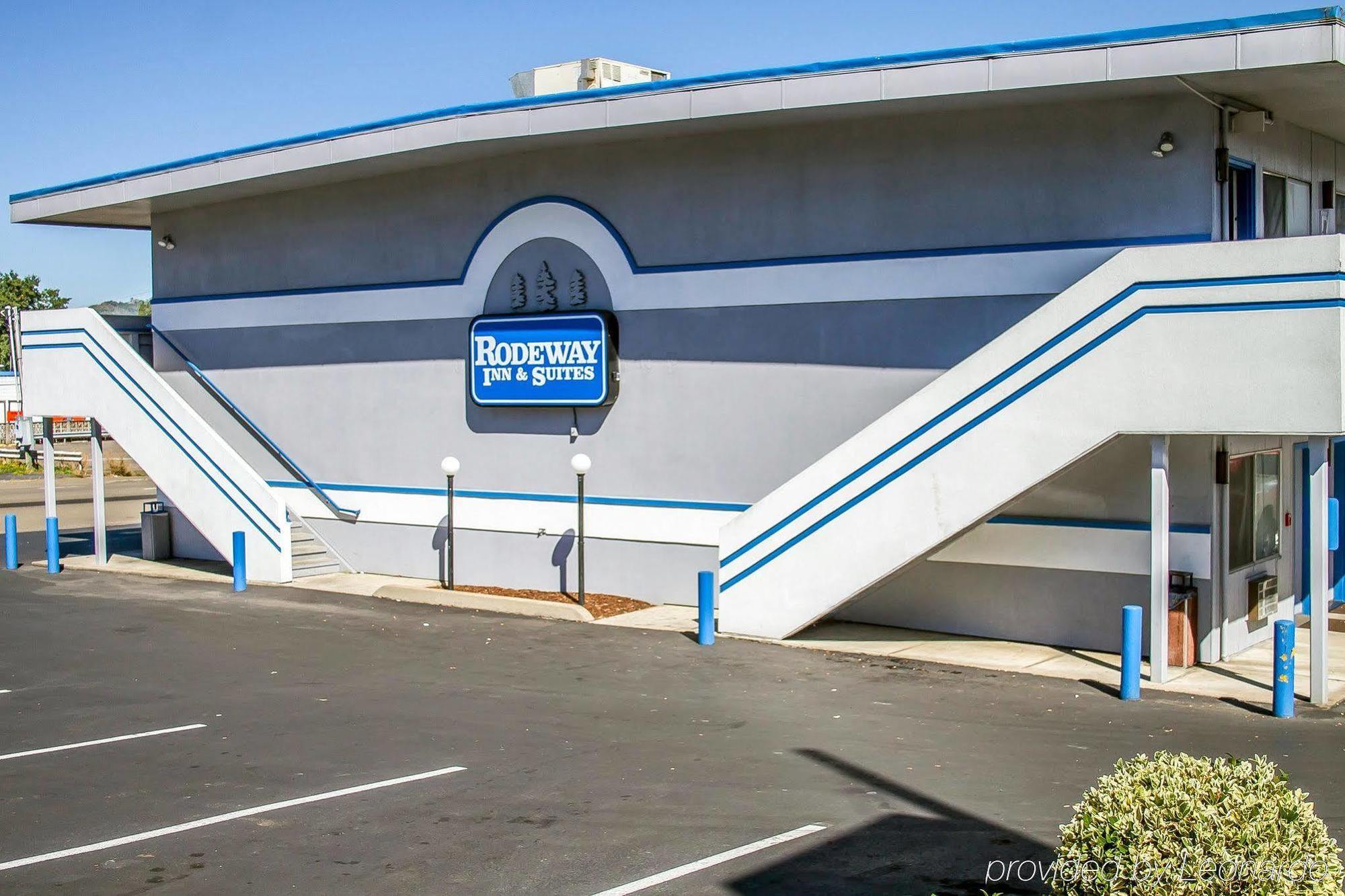 Rodeway Inn & Suites Roseburg Exterior photo
