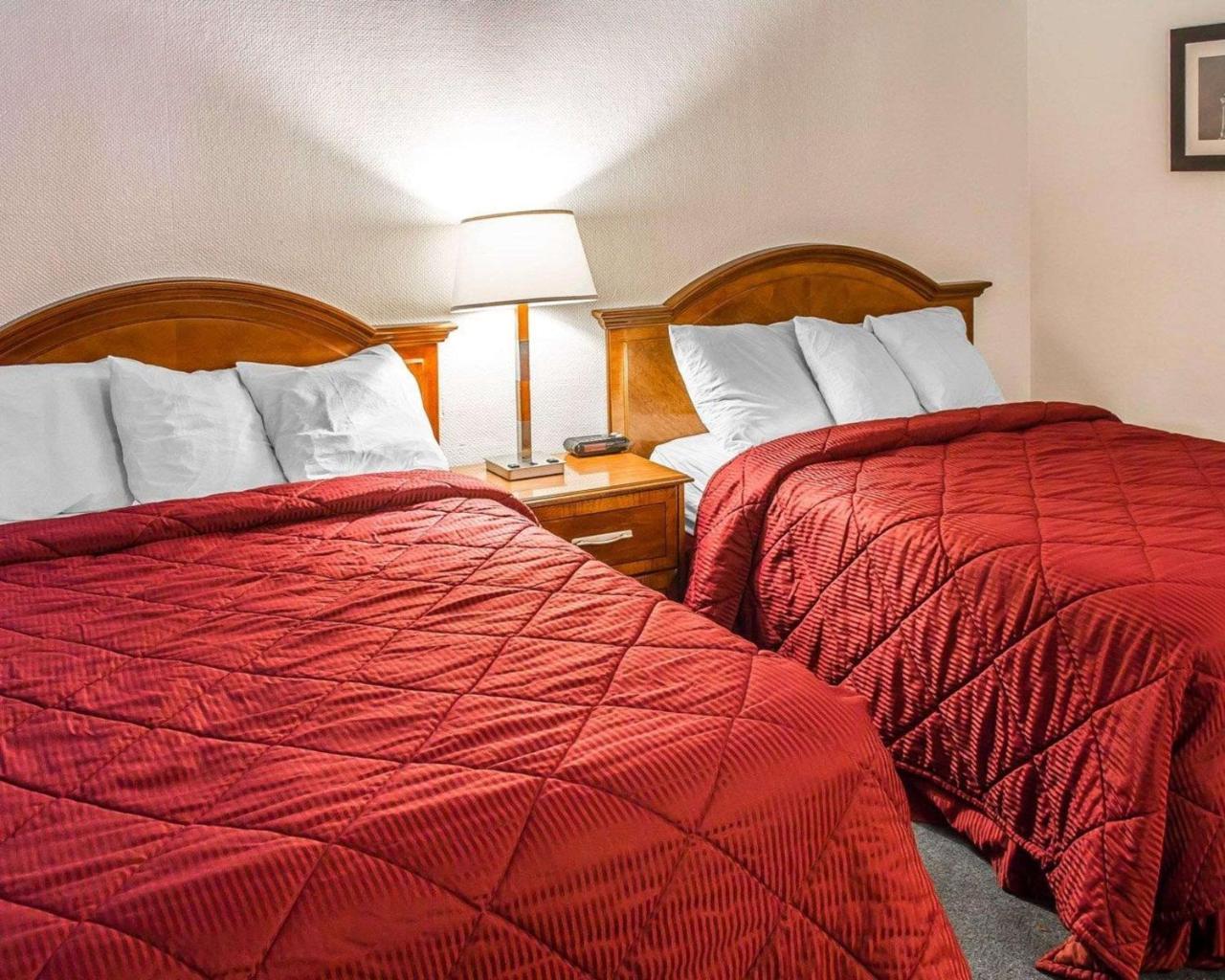 Rodeway Inn & Suites Roseburg Exterior photo