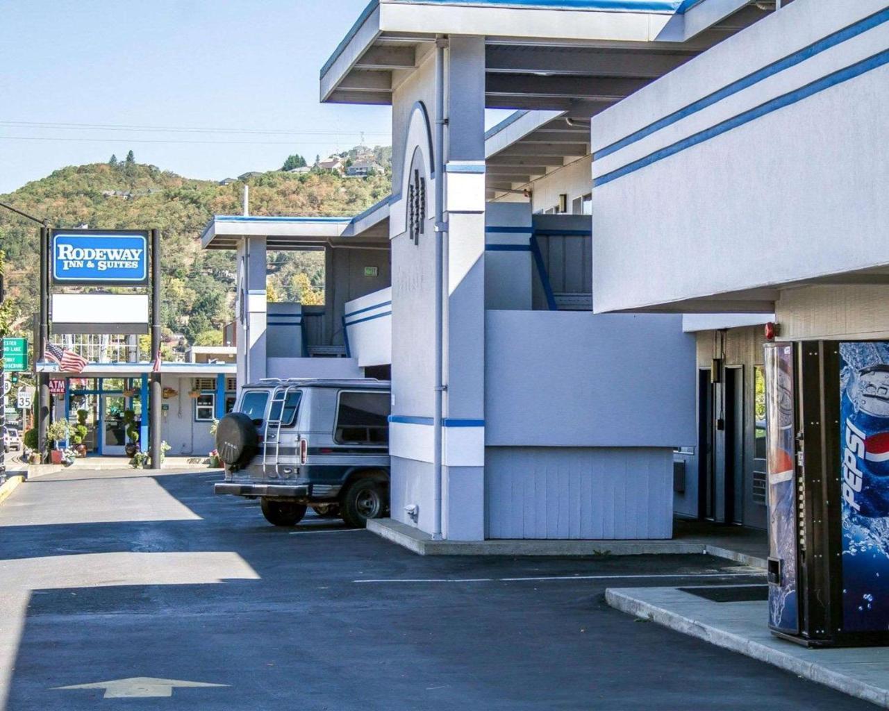 Rodeway Inn & Suites Roseburg Exterior photo