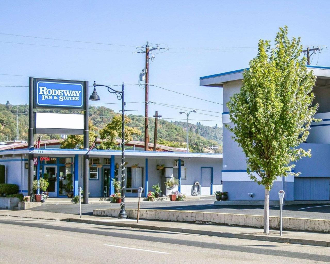 Rodeway Inn & Suites Roseburg Exterior photo