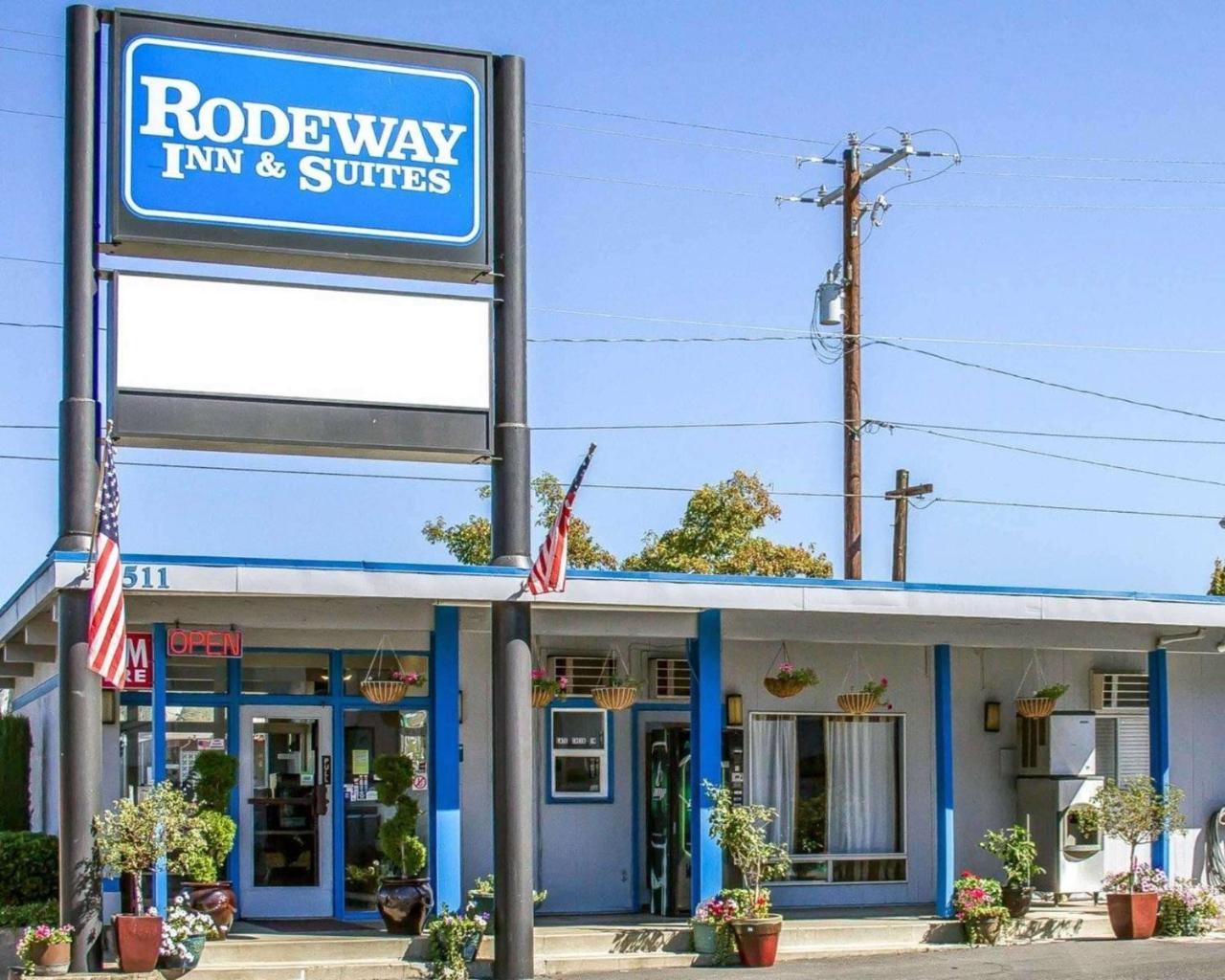 Rodeway Inn & Suites Roseburg Exterior photo