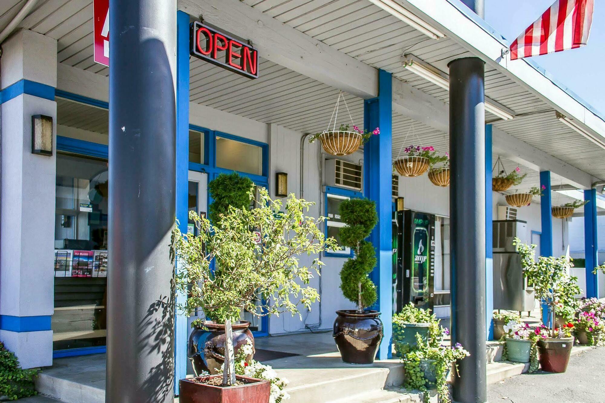 Rodeway Inn & Suites Roseburg Exterior photo