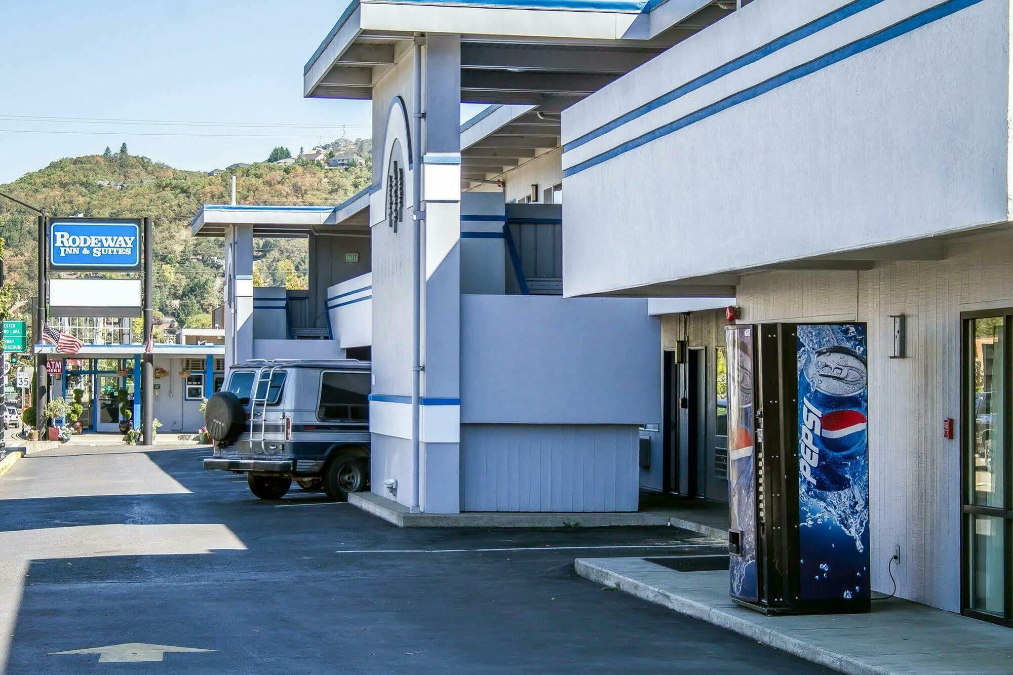 Rodeway Inn & Suites Roseburg Exterior photo