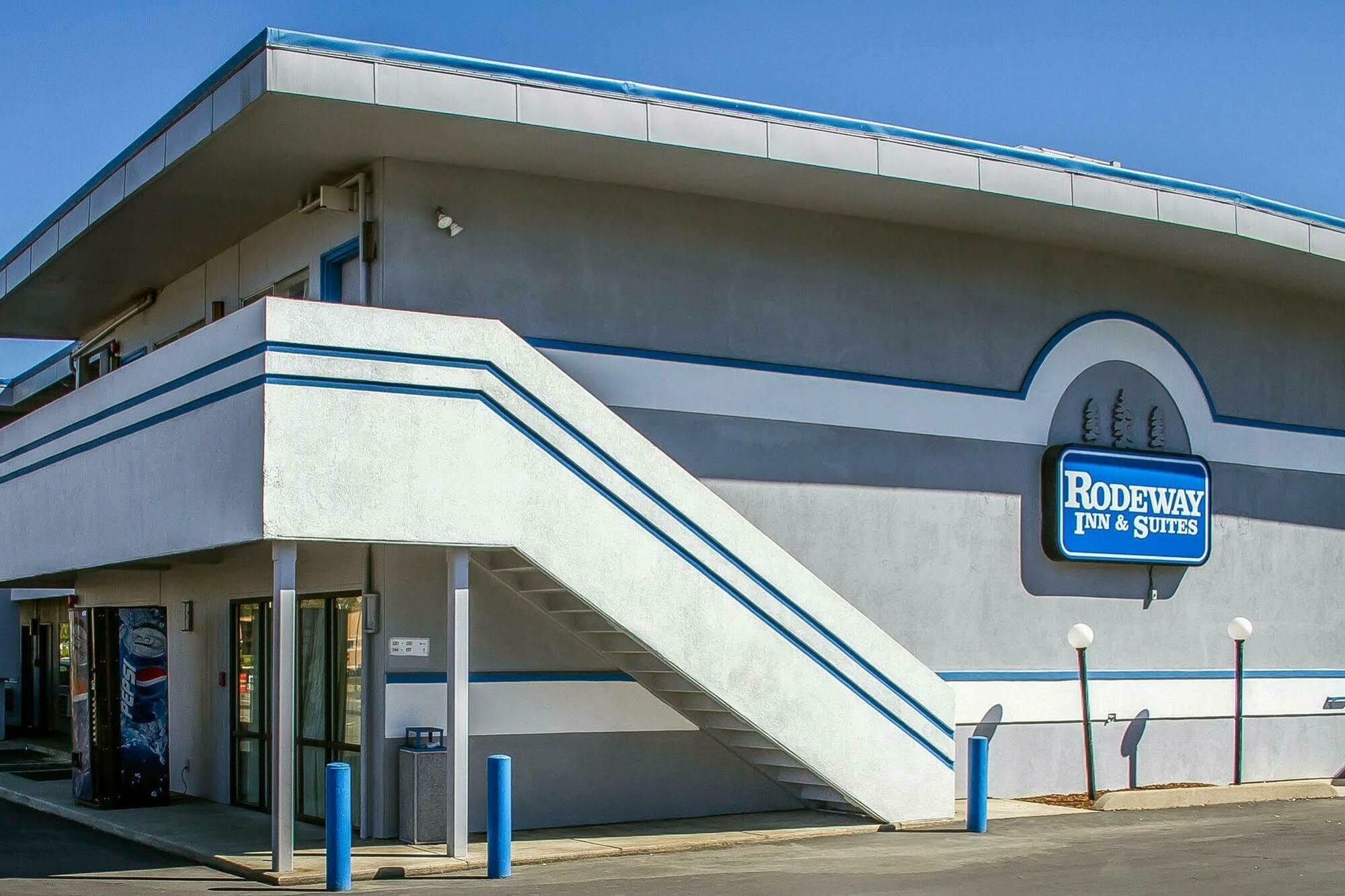 Rodeway Inn & Suites Roseburg Exterior photo
